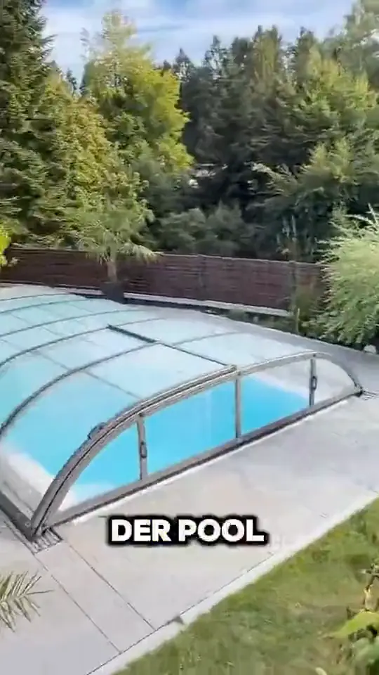 Pool mit Überdachung in einem Garten auf mehreren Ebenen